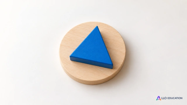 Un motif triangulaire bleu posé sur un disque de bois clair vierge.